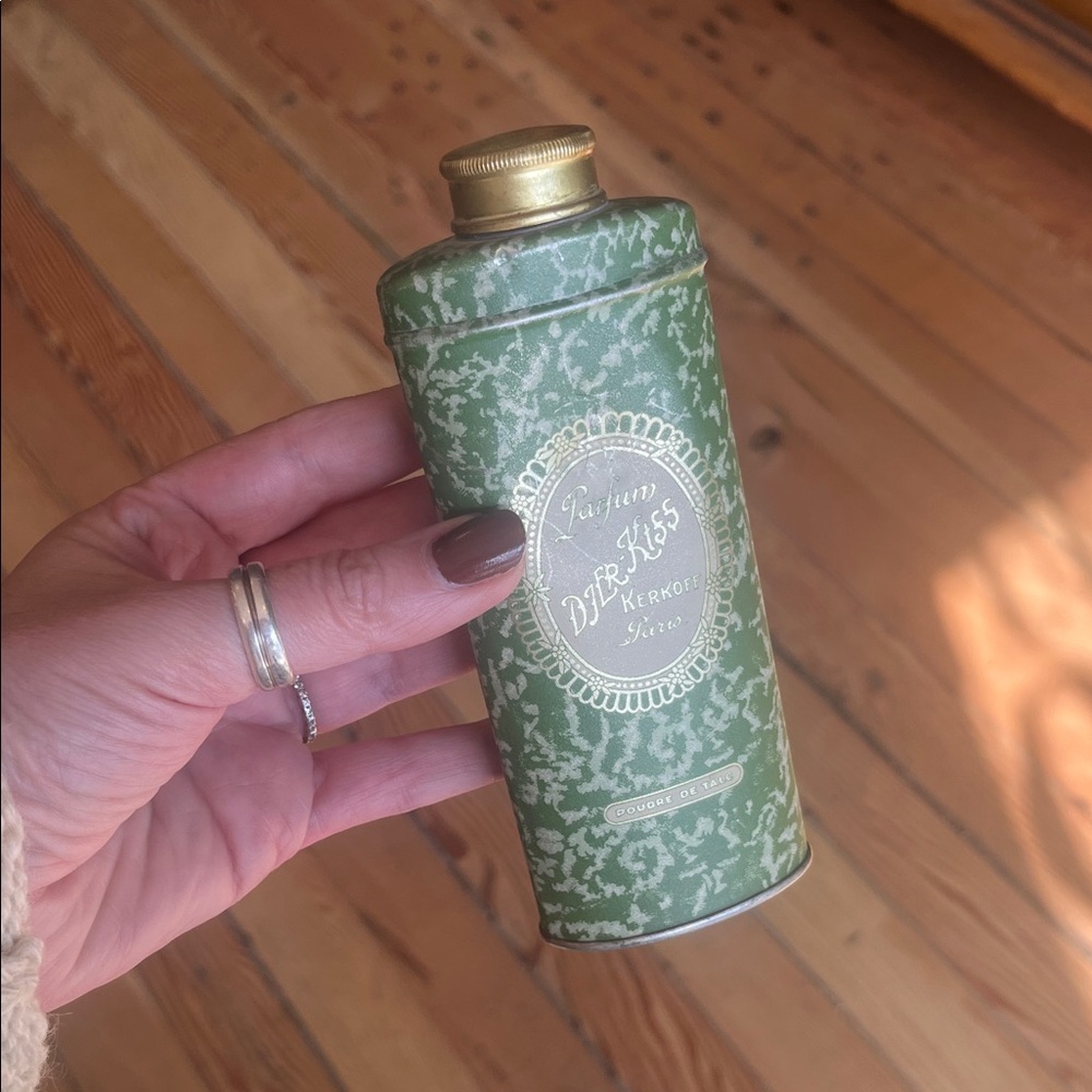 Vintage talc power tin